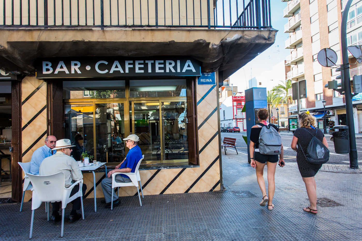 Dos turistas pasean por la calle la Reina del Cabanyal. Foto: EVA MÁÑEZ. - 
