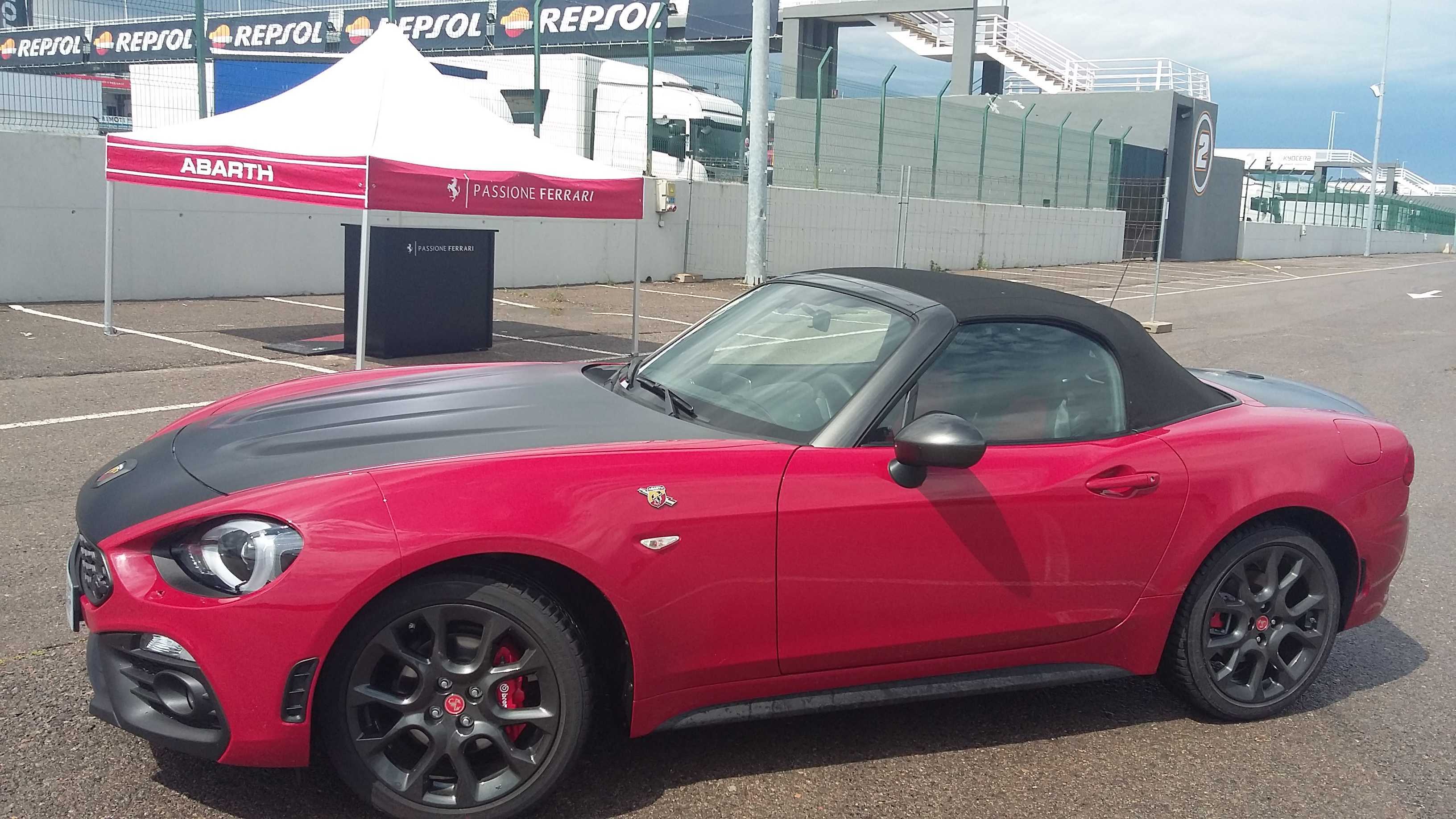 Pie de foto: Motor Village Valencia y Abarth, presentes en los “Ferrari Days” del Circuit. - 