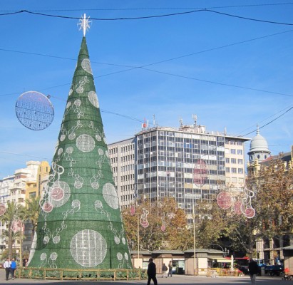 València vuelve a plantar árboles de Navidad: uno de 20 metros en plaza del Ayuntamiento y 11 en barrios
