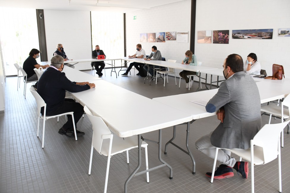 Reunión de todos los portavoces políticos municipales con representantes de la Associació de Llauradors Independents de Vila-real.  - 