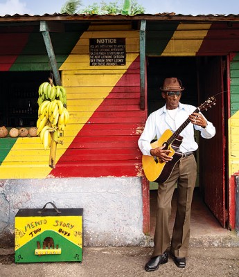 Albert Minott y The Ben Gunn Mento Band en Eat My Soul: la salsa de la vida (jamaicana)
