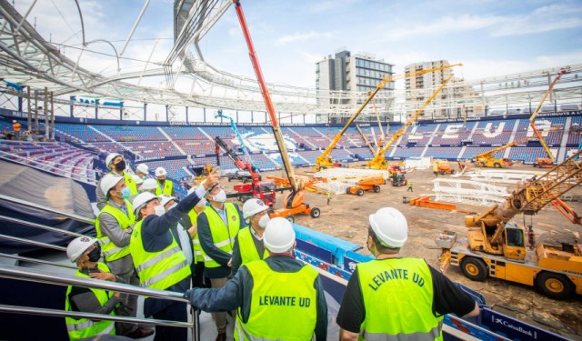 Los patronos de la Fundación Cent Anys visitan las obras del Ciutat de València