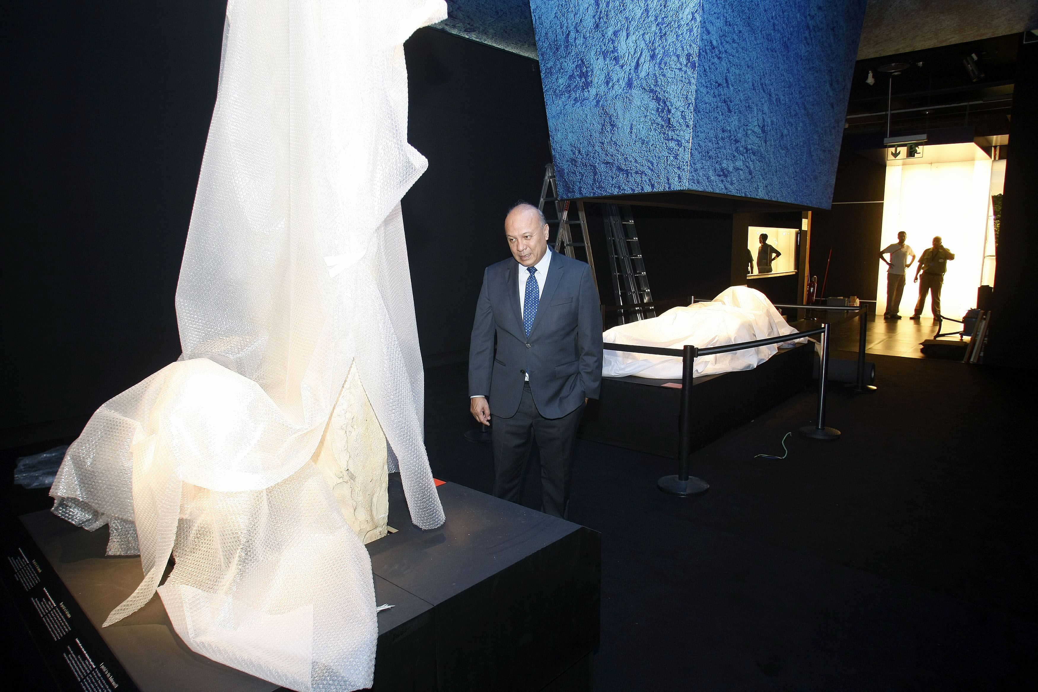 el ministro de Cultura de Guatemala, José Luis Chea Urruela, en la exposición. (EFE/ MORELL) - 