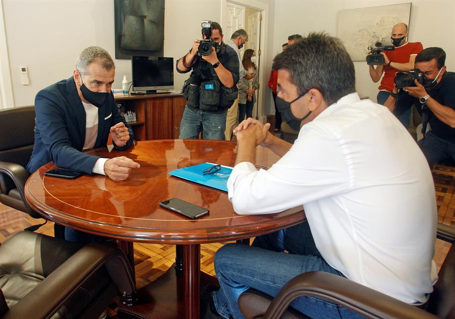 El presidente de la Diputación de Alicante, Carlos Mazón (dcha), recibe al coordinador autonómico de Cs en la Comunitat Valenciana, Toni Cantó. EFE/Pep Morell - 