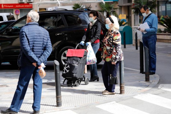 Uno de cada dos brotes de la Región se origina en reuniones familiares al quitarse la mascarilla