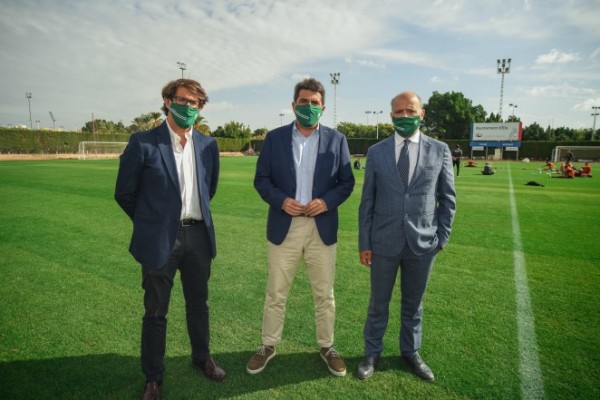 El presidente de la Diputación de Alicante visita a los dirigentes y plantilla del Elche