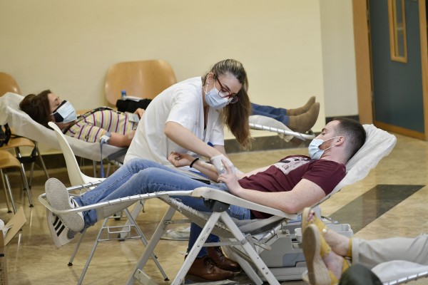 Cerca de 150 alumnos y trabajadores de la UMU responden al llamamiento para donar sangre