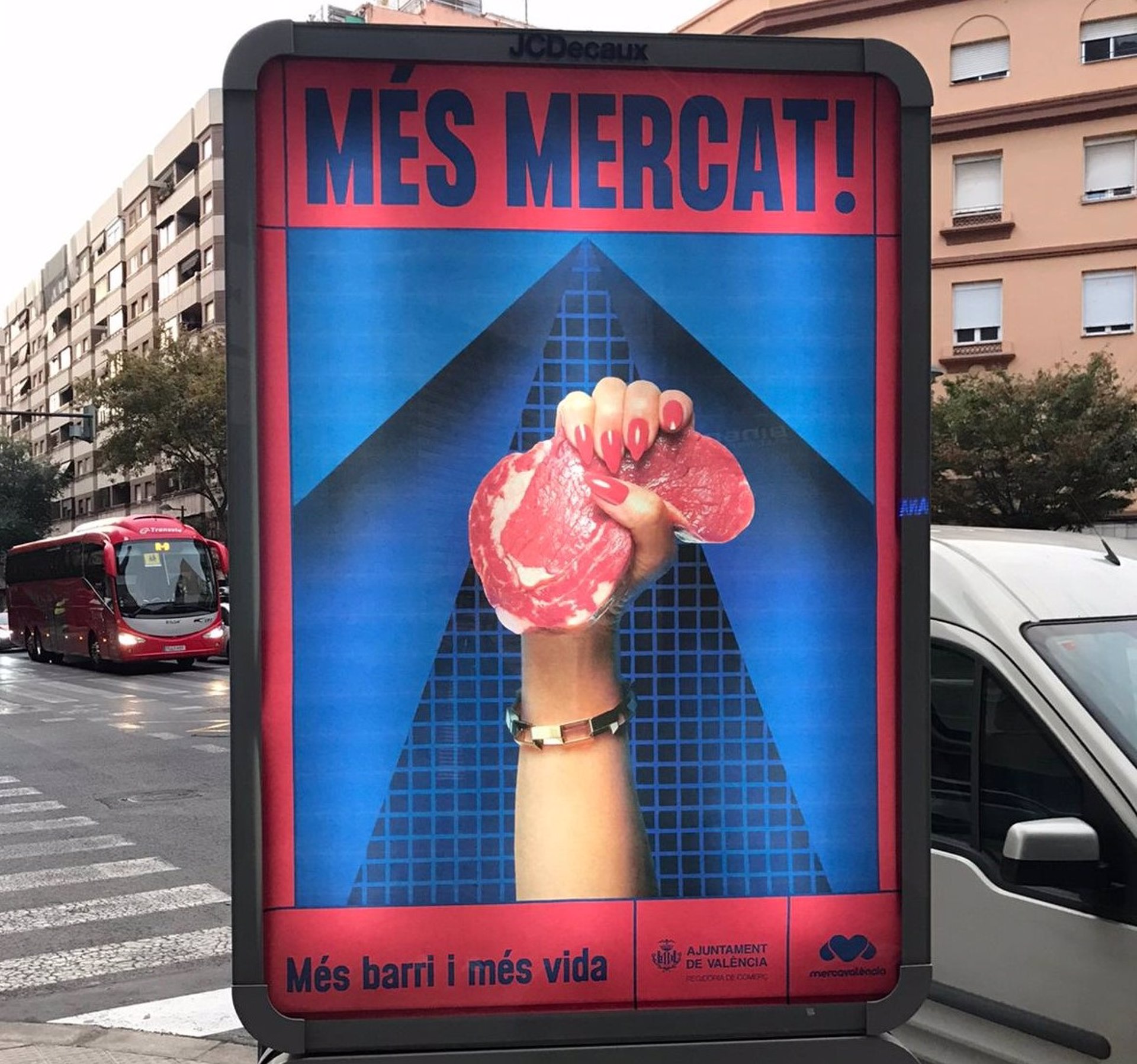 València reparte 19.500 bolsas, 7.000 mascarillas y 3.500 delantales para promocionar los mercados