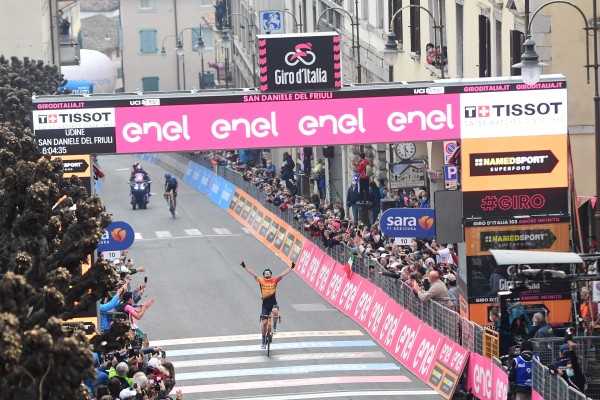 Tratnik triunfa en San Daniele y Almeida mantiene la maglia rosa