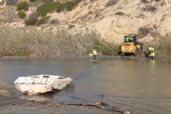 El Campello retira tres barcas de Cala Baeza y desbloquea el proyecto de regeneración de Costas