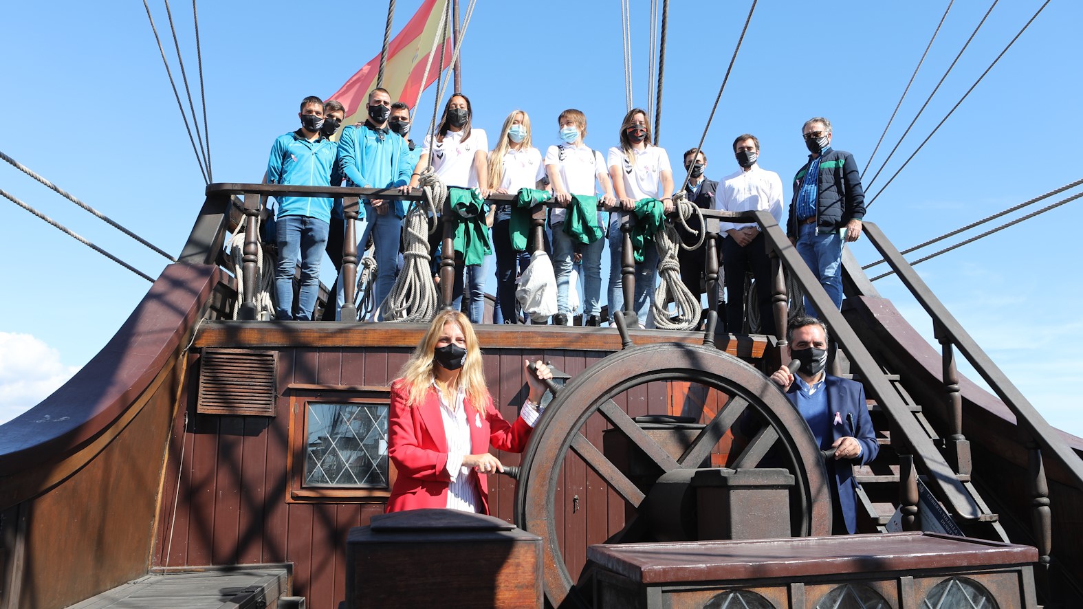 Las dos embarcaciones históricas de 'Escala a Castelló' reciben la visita del CD Castellón 