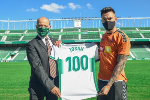 Josan recibe la camiseta conmemorativa por sus 100 partidos oficiales