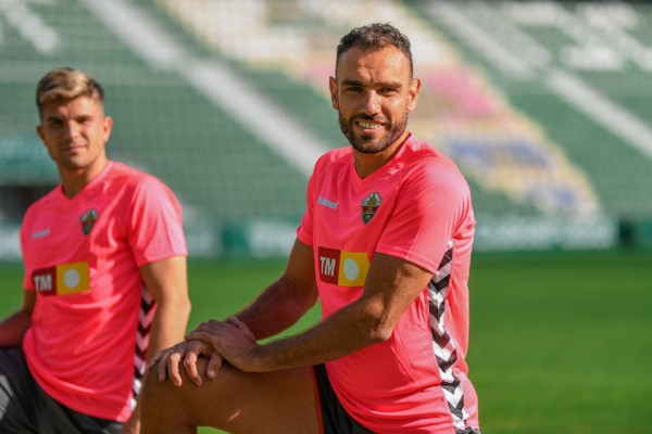 El Elche entrena con una equipación rosa en homenaje a las luchadoras contra el cáncer
