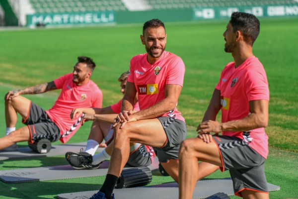 El Elche entrena con una equipación rosa en homenaje a las luchadoras contra el cáncer