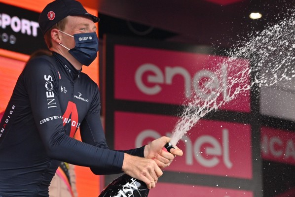 Geoghegan Hart triunfa en Piancavallo y Almeida se aferra a la maglia rosa