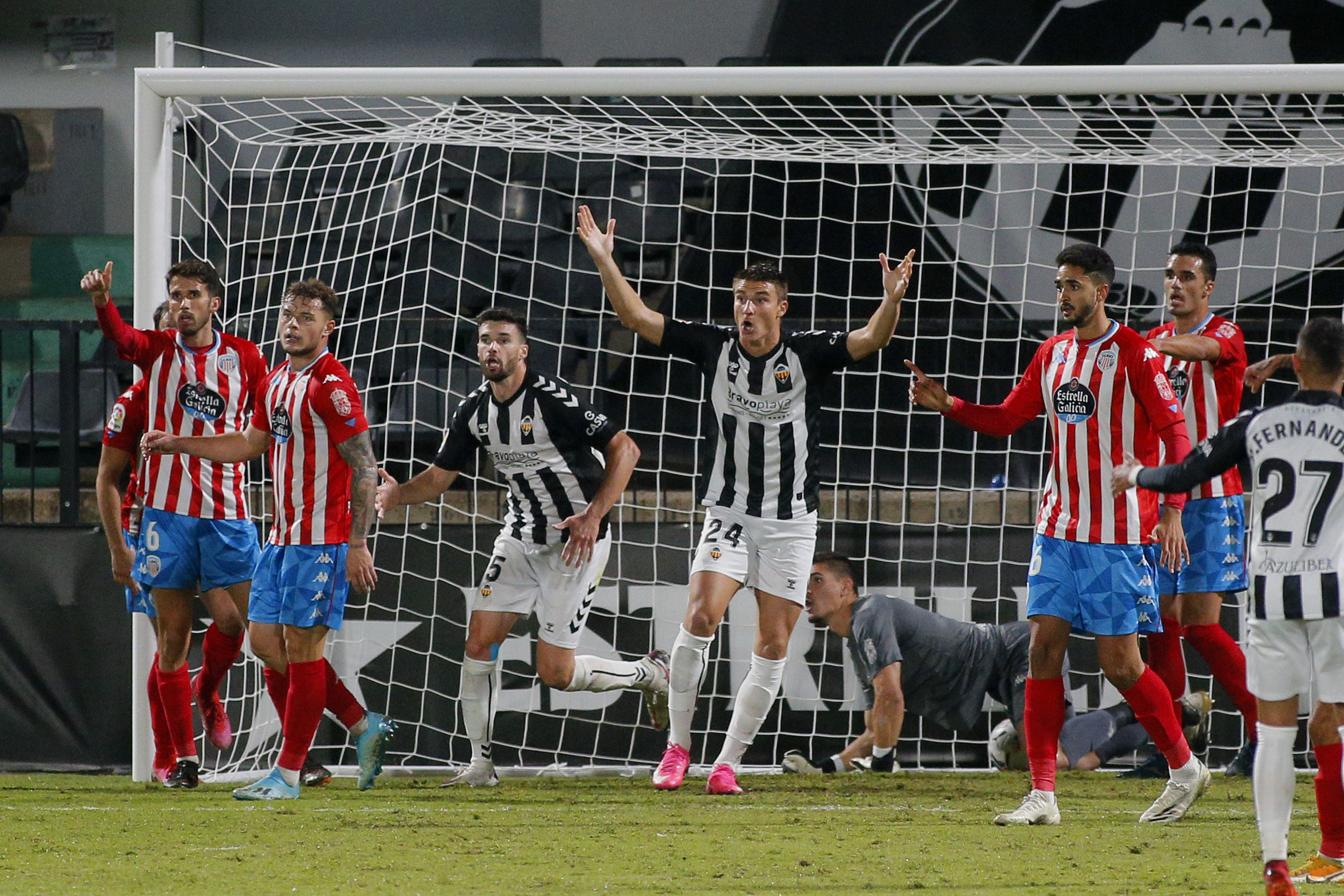 El Castellón, contrariado tras anular el VAR el gol que le hubiera dado la victoria ante el Lugo