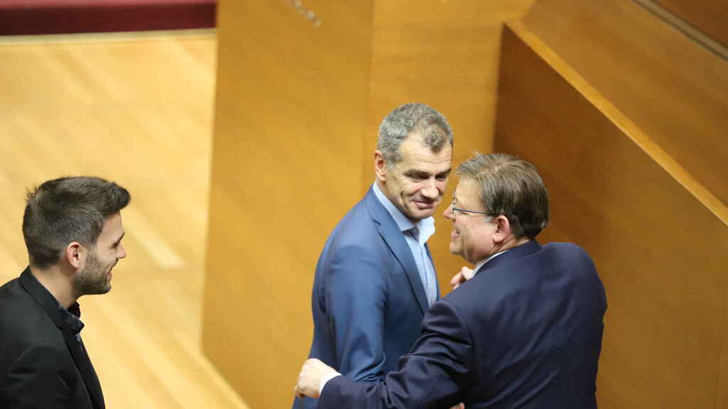 Cantó saluda a Puig ante la mirada de Fran Ferri. Foto: CORTS - 