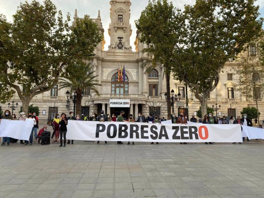 Pobresa Zero pide con una cadena humana que erradicar la desigualdad 