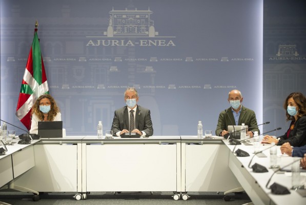 El País Vasco reduce los aforos al 50% y limita las agrupaciones de diez a seis personas
