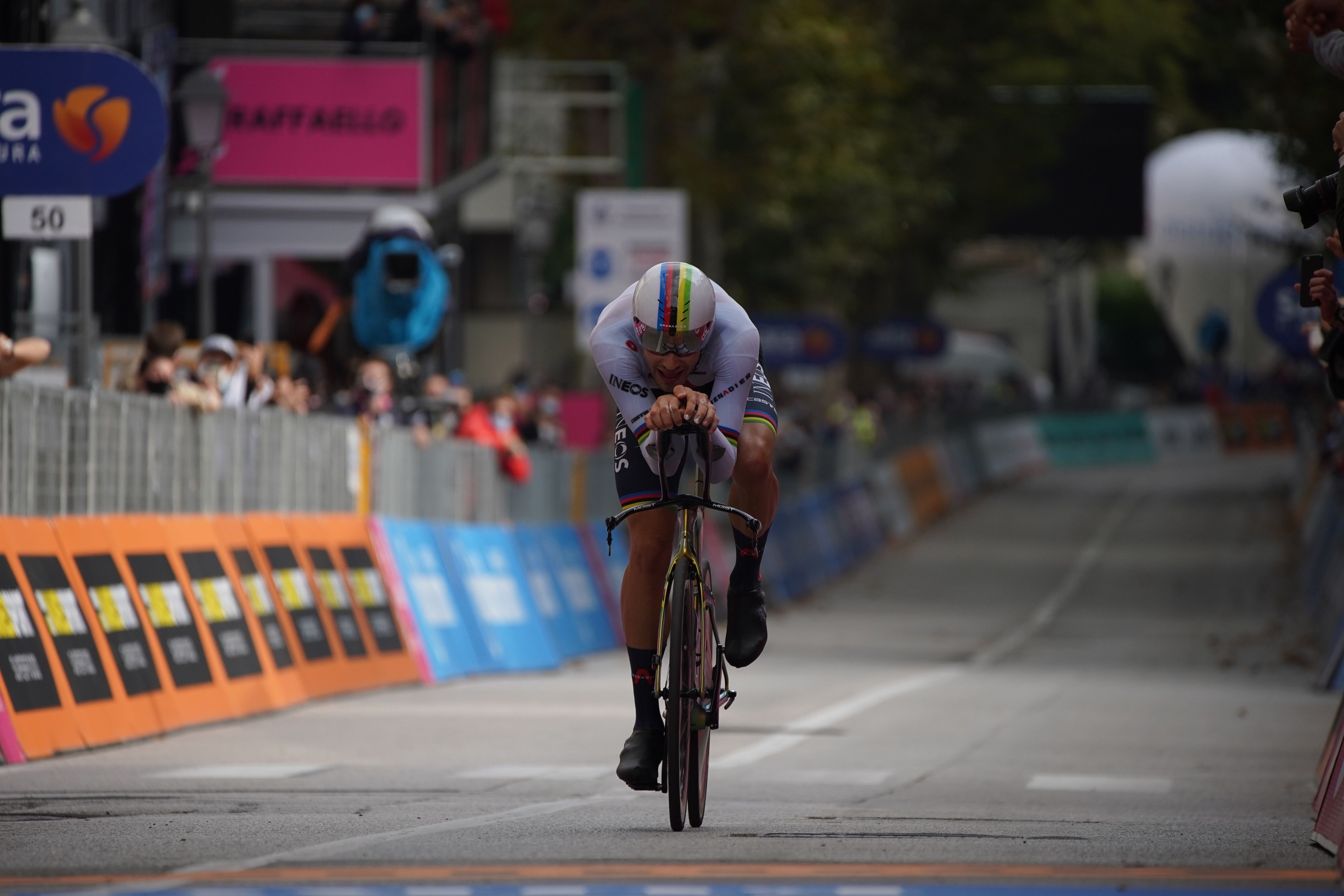 Ganna vuela en Valdobbiadene y Almeida refuerza la 'maglia' rosa del Giro