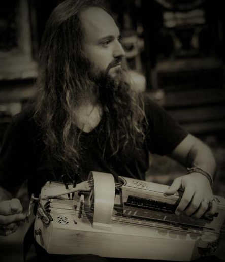 Efrén López sube al escenario de Etnomusic para recrear formas musicales del Mediterráneo y Asia 