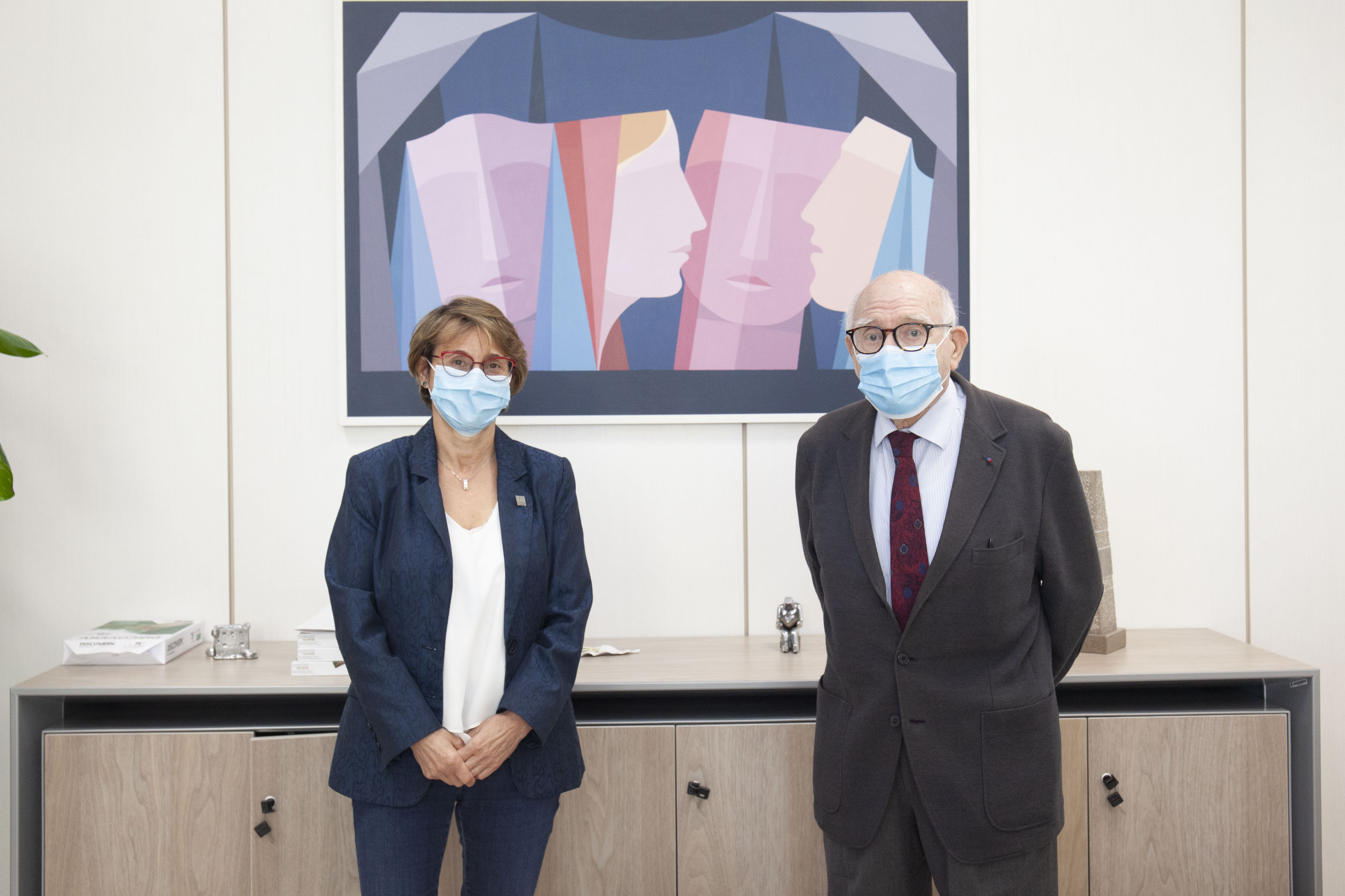 El pintor y escultor Luis Prades dona a la UJI una serie de libros y obras de arte
