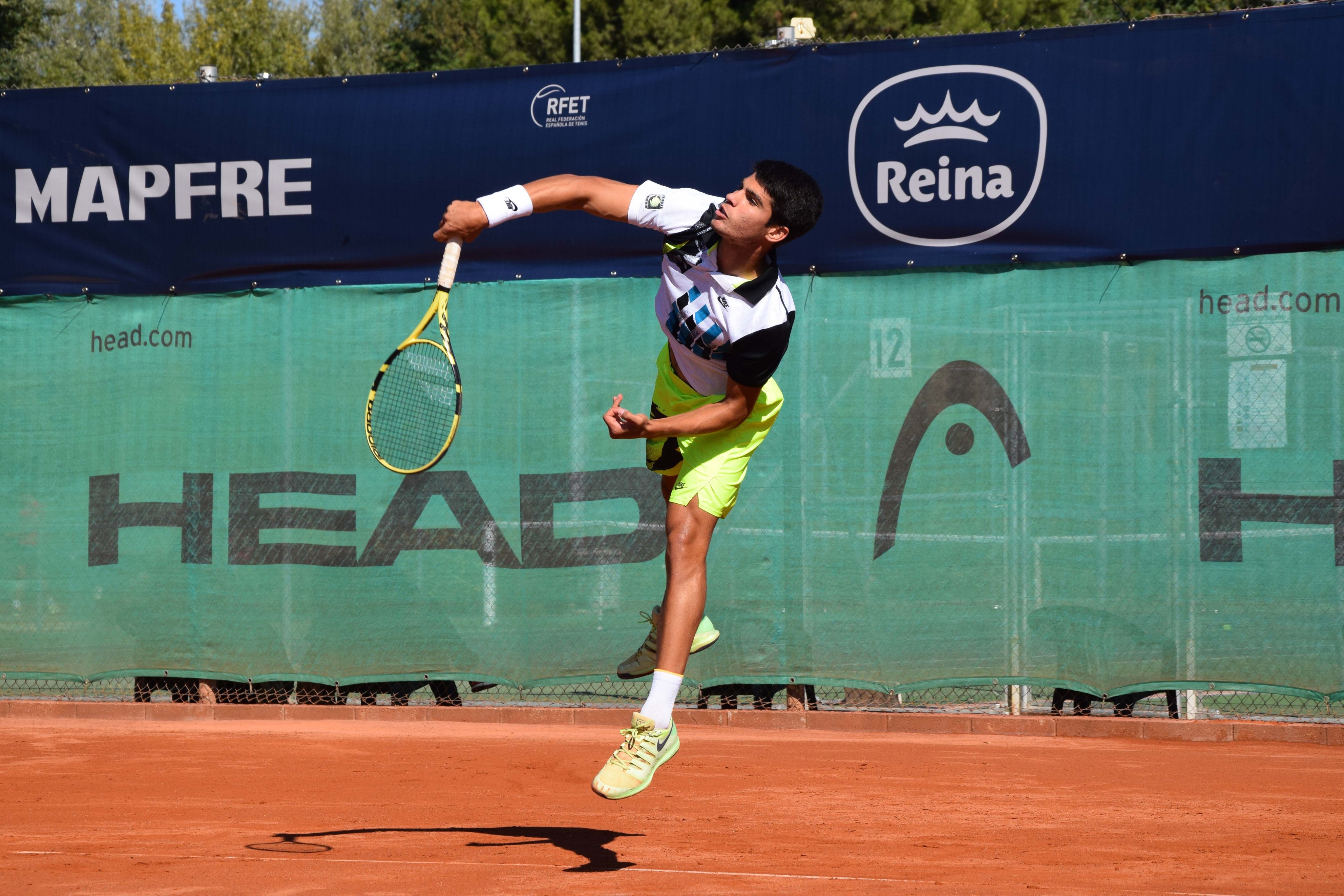 Carlos Alcaraz, tras golpear la bola. Foto: RFET - 