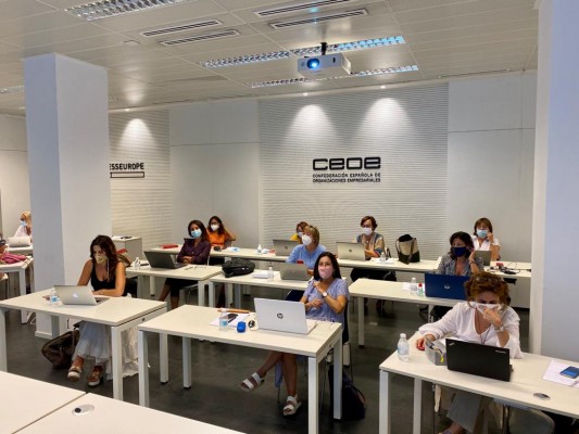 AEPA y la UMH forman en digitalización e Inteligencia Artificial a las asociadas
