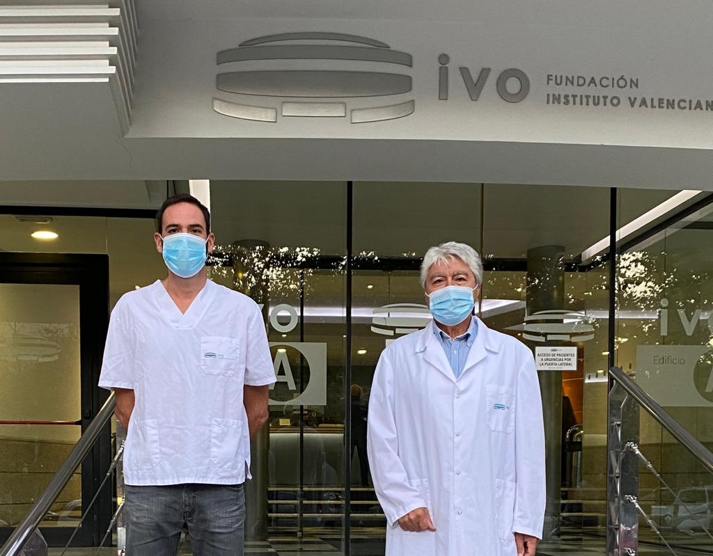 De izquierda a derecha: Doctor Gavilá, jefe clínico del servicio de Oncología Médica del IVO y Doctor Arribas, jefe del servicio de Oncología Radioterápica del IVO. - 