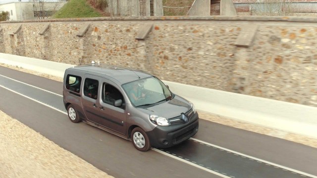 Renault investiga cómo lograr que los coches eléctricos recarguen en marcha