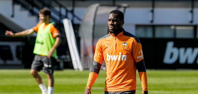 Kondogbia llegó a Paterna a dos minutos del inicio de la sesión y no se entrenó