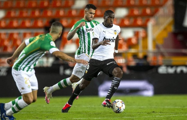 Kondogbia desata un nuevo incendio en el Valencia CF