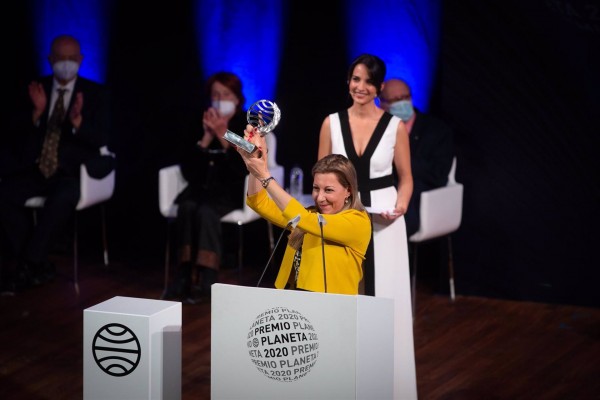 Un Planeta atípico y femenino: Eva García Saénz de Urturi, ganadora, y Sandra Barneda, finalista