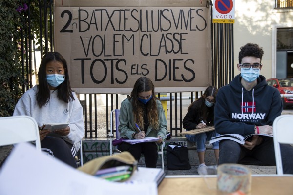 Familias de 2º de Bachiller del Luis Vives recurren al derecho de petición ante la falta de soluciones