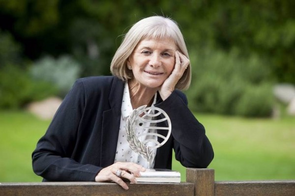 Alicia Giménez Bartlett recibe el premio de la IV Setmana de les Lletres de l'Eliana