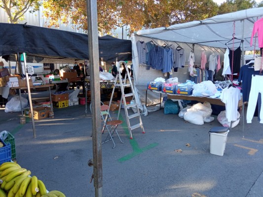 Controles en los mercados de Murcia: más de medio centenar de 'ilegales' salen del circuito 