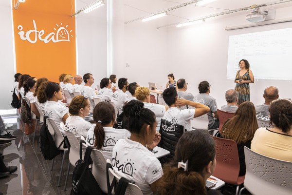 Los jóvenes deben aprovechar las becas europeas para hacer prácticas en otros países