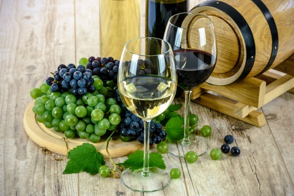 Bruselas subirá los aranceles a las exportaciones de Estados Unidos de frutos secos, uvas, vino y vermut 