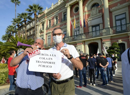 La huelga en Autobuses LAT amenaza con paralizar Murcia: una marcha y pocos servicios mínimos