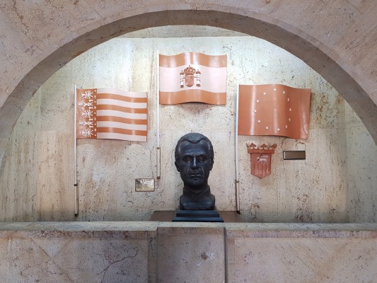 Compromís demana la retirada del bust del rei Juan Carlos I del vestíbul de l'Ajuntament de Sant Joan