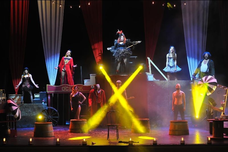 El Teatro Flumen mezcla diversión y miedo con 'O'Clock Cabaret' y 'Draculina'