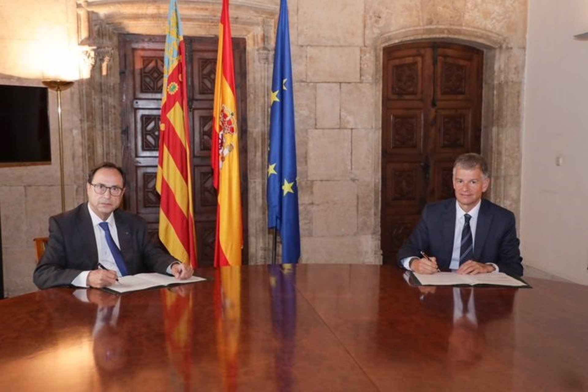 Hacienda firma un préstamo de 1.000 millones con CaixaBank al 0% de interés para amortizar dinero del FLA