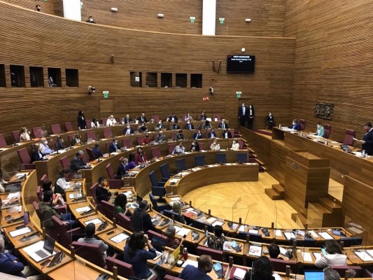 Primer pleno con mamparas en Les Corts que permiten la asistencia de todos los diputados