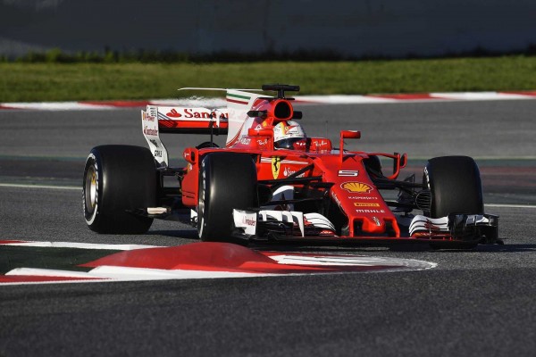 Vettel (Ferrari), el más rápido en los segundos entrenamientos, Sainz quinto