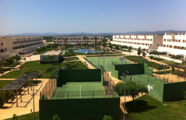 Subastan por 24 millones 89 apartamentos y un gran solar en el campo de golf de Sant Jordi