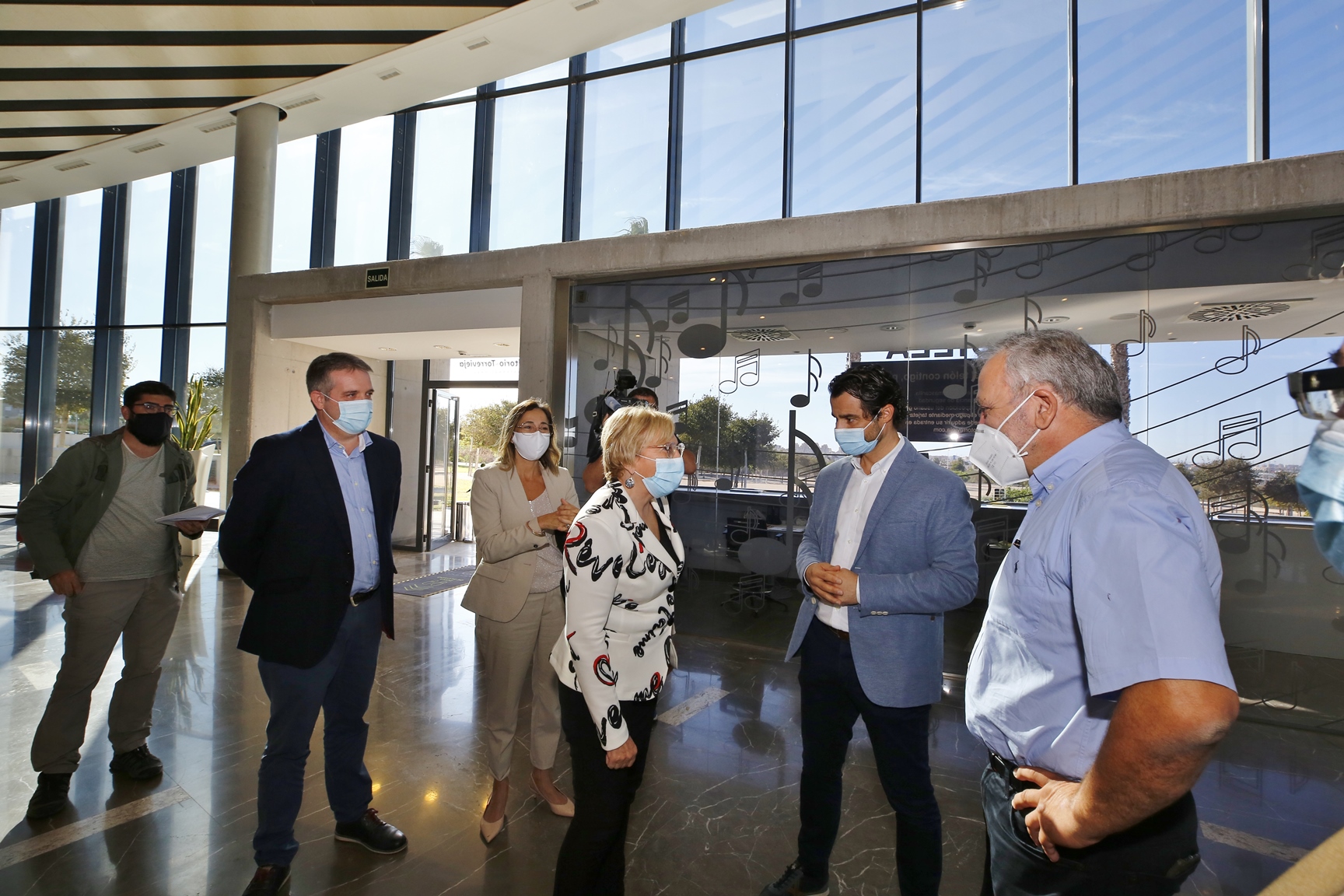 Ana Barceló dialoga con Eduardo Dolón este martes en Torrevieja. - 