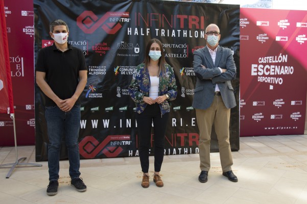 Un total de 300 atletas se darán cita el domingo en el Infinitri Half Triathlon de Peñíscola