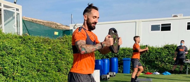 Cifu sigue entrenando al margen y es duda para el domingo