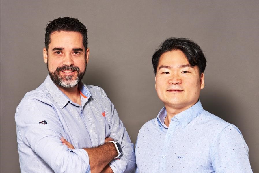 Javier Mira, CEO de FacePhi, junto a Dongpyo Hong, director general de FacePhi Asia-Pacifico - 