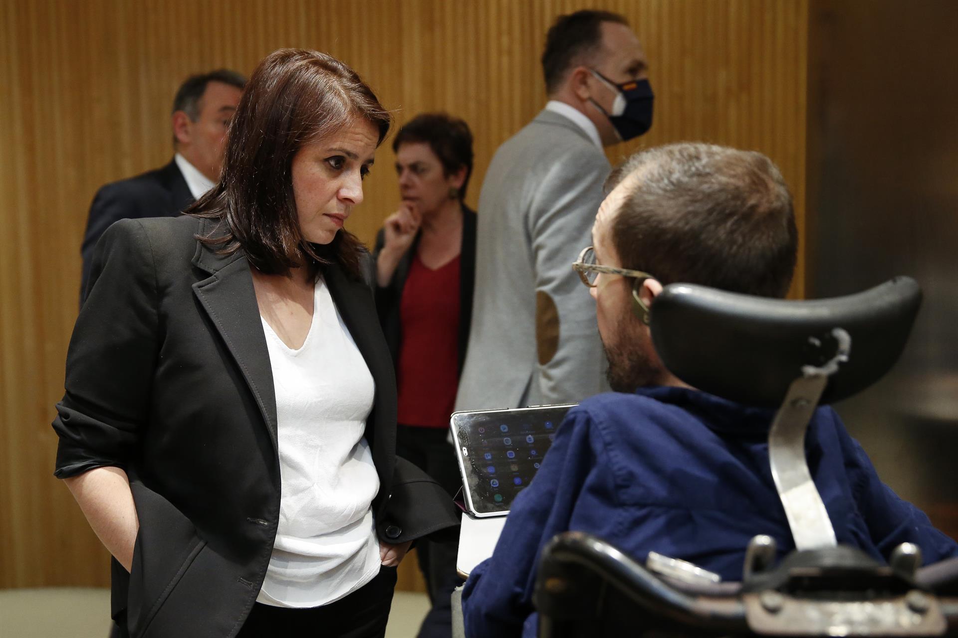 La portavoz socialista, Adriana Lastra, conversa con el portavoz de Unidas Podemos, Pablo Echenique - 